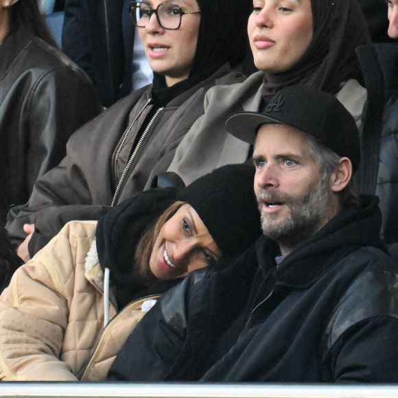 Sonia Rolland et son mari Guillaume Gabriel en tribunes lors du match de football Ligue 1 Uber Eats opposant le Paris Saint-Germain (PSG) à l'OGC Nice (1-0) au Parc des Princes à Paris, France, le 1er novembre 2025. © Lionel Urman/Bestimage