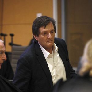 Pierre Palmade au tribunal de Melun avec ses avocats pour son procès pour blessures involontaires à la suite d'un accident de la route en février 2023 dans lequel sa voiture a percuté un autre véhicule à Melun. Le 20 novembre 2024. © Christophe Clovis / Bestimage