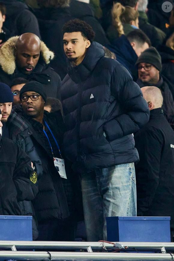 Victor Wembanyama - Célébrités assistent au match de Ligue des champions entre le PSG et Manchester City (4-2) au Parc des Princes à Paris le 22 janvier 2025. © Cyril Moreau/Bestimage