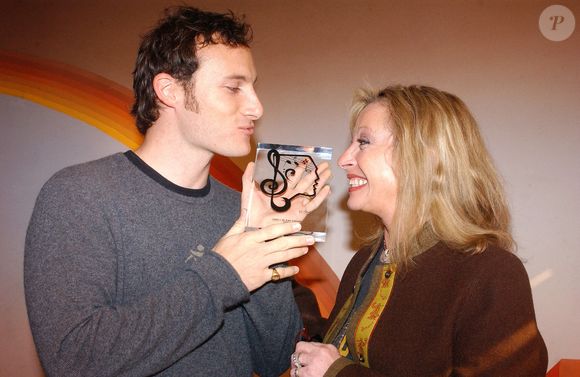 La chanteuse française Véronique Sanson, lauréate du prix UNAC 2005, pose avec son fils Christopher à Paris, France, le 8 février 2005. Photo de Giancarlo Gorassini/ABACA.