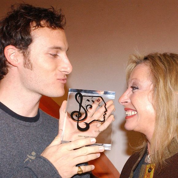 La chanteuse française Véronique Sanson, lauréate du prix UNAC 2005, pose avec son fils Christopher à Paris, France, le 8 février 2005. Photo de Giancarlo Gorassini/ABACA.