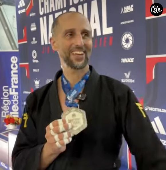 Le comédien a franchi un cap en participant au championnat national de Jiu-Jitsu Brésilien (CFJJB), au Stade Pierre de Coubertin à Paris. Résultat : une médaille d'argent

Arié Elmaleh participe au championnat national organisé par la Confédération Française de Jiu-Jitsu Brésilien (CFJJB), au Stade Pierre de Coubertin à Paris - Instagram