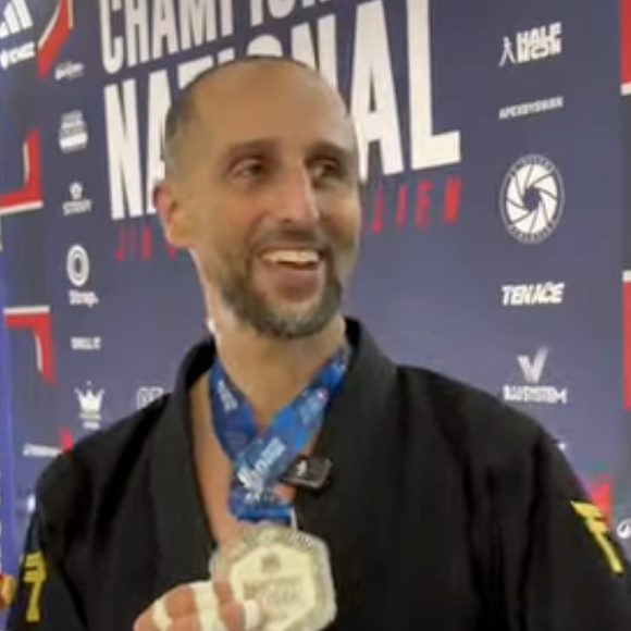 Le comédien a franchi un cap en participant au championnat national de Jiu-Jitsu Brésilien (CFJJB), au Stade Pierre de Coubertin à Paris. Résultat : une médaille d'argent

Arié Elmaleh participe au championnat national organisé par la Confédération Française de Jiu-Jitsu Brésilien (CFJJB), au Stade Pierre de Coubertin à Paris - Instagram