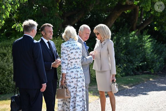 Déambulation d'Emmanuel Macron, président de la République Française, et de la Première dame Brigitte Macron, dans les jardins du château de Windsor avec le roi Charles III d'Angleterre et Camilla Parker Bowles, reine consort, le 9 juillet 2025. 
© Jeanne Accorsini / Pool / Bestimage© Jeanne Accorsini / Pool / Bestimage