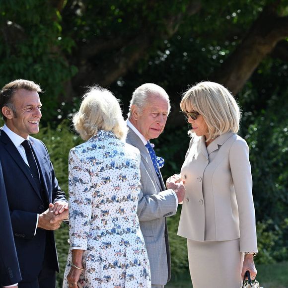 Déambulation d'Emmanuel Macron, président de la République Française, et de la Première dame Brigitte Macron, dans les jardins du château de Windsor avec le roi Charles III d'Angleterre et Camilla Parker Bowles, reine consort, le 9 juillet 2025. 
© Jeanne Accorsini / Pool / Bestimage© Jeanne Accorsini / Pool / Bestimage