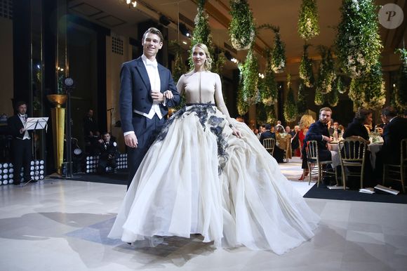 Exclusif - La comtesse Victoria von Faber-Castell (robe Stéphane Rolland Haute Couture, bijoux Payal New York) et son cavalier Jacob Madaus-Brück - Défilé - Vingt-troisième édition du Bal au Palais de Chaillot à Paris, le 28 novembre 2015. Les débutantes sont maquillées par M.A.C Cosmetics et coiffées par Alexandre de Paris sous la direction artistique de Jean-Luc Minetti. Christian Louboutin est le chausseur des jeunes filles. A partir de 2015, le Bal soutient Seleni Institute (www.seleni.org), une association à but non lucratif, basée à New York, qui vient en aide aux mères, et plus spécialement aux mères adolescentes. Depuis 2009, le Bal est donné au profit d'Enfants d'Asie, dont la mission est de développer la scolarisation des jeunes filles défavorisées d'Asie du Sud-Est. Le joaillier Payal New York, le groupe Renault et l'Hôtel de Crillon parrainent le Bal qui marque l'entrée dans le monde de la Couture et des Médias de jeunes filles venues du monde entier. © Le Bal/Jacovides/Borde/Moreau/Bestimage - Remerciements : Bijoux par Payal New York, Maquillage Mac Cosmetics, Coiffure Alexandre de Paris sous la direction artistique de jean-Luc Minetti, Chaussures par Christian Louboutin. Au profit de Seleni Institute : www.seleni.org