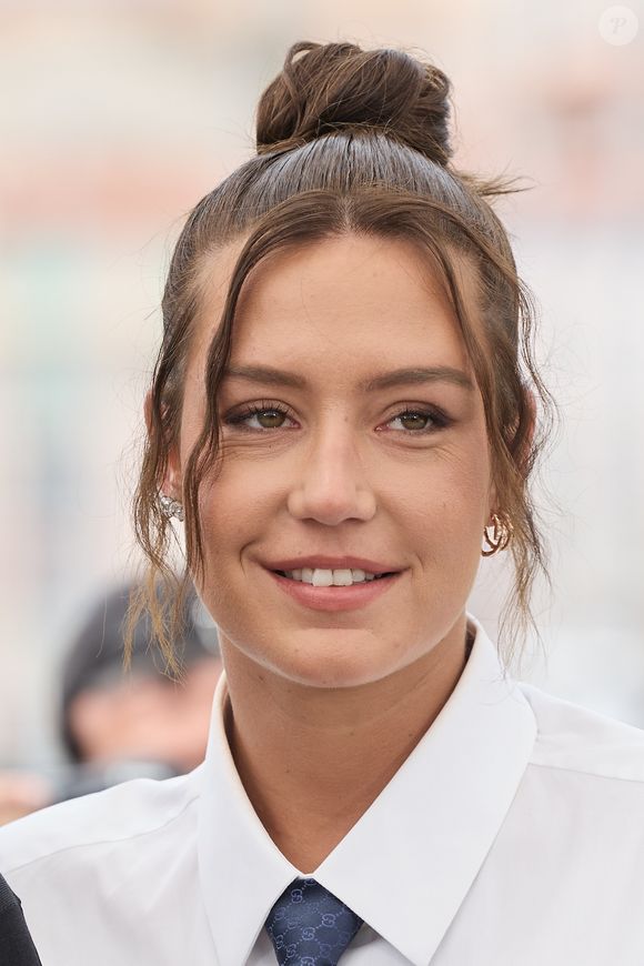 Quand elle lui explique que cela leur fait plaisir, il lui répond malicieusement qu’il aimerait lui aussi prendre des photos avec eux. Une remarque pleine de bon sens qui fait sourire Adèle et souligne avec justesse l’absurdité de la célébrité.

Adèle Exarchopoulos - Photocall du film "L'Amour Ouf" (Beating Hearts / Compétition) lors du 77ème Festival International du Film de Cannes (14 - 25 mai 2024), le 24 mai 2024. © Moreau / Jacovides / Bestimage