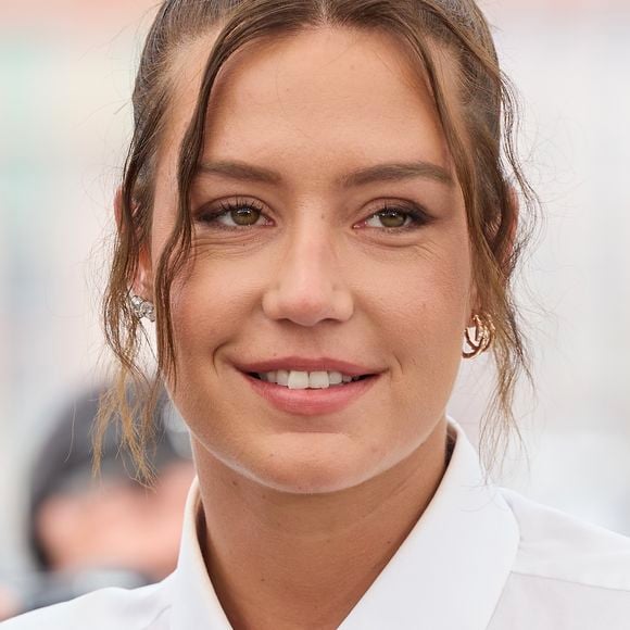 Quand elle lui explique que cela leur fait plaisir, il lui répond malicieusement qu’il aimerait lui aussi prendre des photos avec eux. Une remarque pleine de bon sens qui fait sourire Adèle et souligne avec justesse l’absurdité de la célébrité.

Adèle Exarchopoulos - Photocall du film "L'Amour Ouf" (Beating Hearts / Compétition) lors du 77ème Festival International du Film de Cannes (14 - 25 mai 2024), le 24 mai 2024. © Moreau / Jacovides / Bestimage