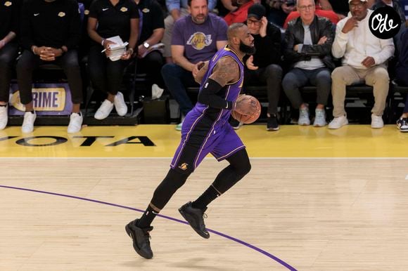 4 avril 2025, Los Angeles, Californie, États-Unis : LeBron James, n°23 des Los Angeles Lakers, lors de leur match de saison régulière NBA face aux New Orleans Pelicans, vendredi 4 avril 2025, à la Crypto.com Arena de Los Angeles, en Californie. Les Lakers se sont imposés face aux Pelicans sur le score de 124 à 108. © Javier Rojas/PI via ZUMA Press Wire/Bestimage