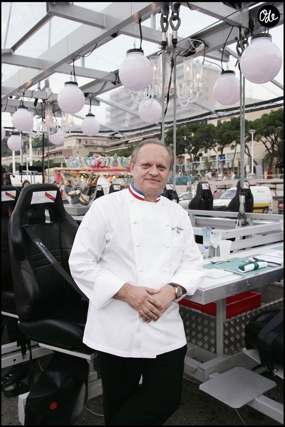 Le prince Albert II de Monaco, Charlene Wittstock et leurs invités lors du dîner caritatif « Dinner in the Sky » sur le port de Monaco, le 12 juillet 2010, à l'occasion du 5e anniversaire de l'avènement du prince. Le repas a été préparé par le chef Joël Robuchon et son second Éric Bouchenoire.