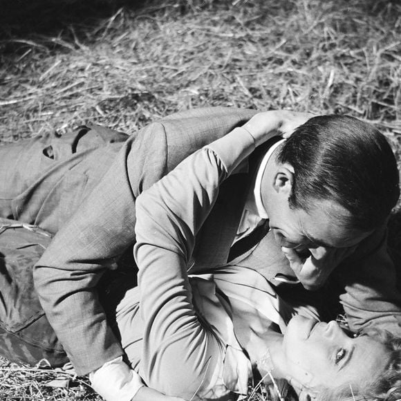 Honor Blackman – Honor Blackman dans le rôle de Pussy Galore et Sean Connery en James Bond, ici en train de filmer une scène de combat qui se transforme en scène d’amour dans la grange de Goldfinger, sur le décor extérieur des studios Pinewood. 2 juin 1964. Mirrorpix / Bestimage