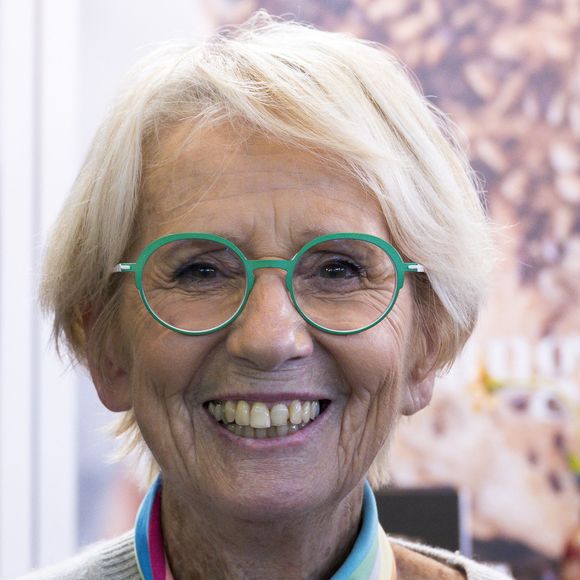 Jacqueline Pin, épouse Mercorelli, dite Mercotte de passage sur le sirha 2021 fait des selfies avec ses admiratrices, le 26 Septembre 2021 à Lyon, France. © Sandrine Thesillat / Panoramic / Bestimage