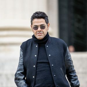 Jamel Debbouze a aussi appris à écrire de la main gauche pour ne pas être un poids pour sa mère.

Jamel Debbouze - Sorties de la cérémonie religieuse en hommage à Rolland Courbis en l’église de la Madeleine à Paris, France, le 14 janvier 2026. © Jacovides-Moreau/Bestimage