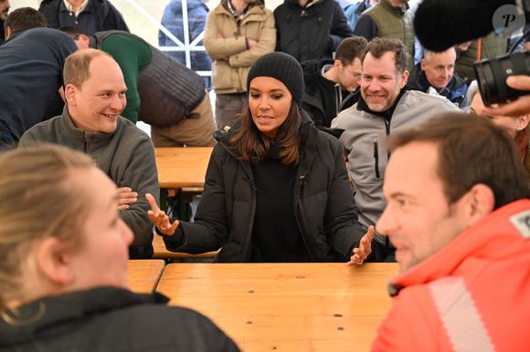 Comme elle l'avait annoncé la semaine dernière, l'animatrice de l'émission "L'amour est dans le pré", Karine Le Marchand, a amené près de 200 croissants aux agriculteurs sur un barrage sur l'autoroute A4 aux portes de Paris, pour leur affirmer son soutien. Le 29 janvier 2024 © Pierre Perusseau - Jeremy Melloul / Bestimage