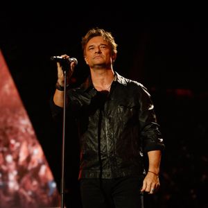 En fait, Johnny Hallyday avait réalisé l'un de ses premiers concours de chant à l'âge de 10 ans au casino de Trouville-sur-mer en 1953

Exclusif - David Hallyday chante "Sang pour sang" en duo virtuel avec son père Johnny en utilisant l'IA - Enregistrement de l'émission "Les disques d'or de l'année" au Dôme de Paris, présentée par E.Gossuin et diffusée le 24 décembre à 21h10 sur M6
© Christophe Clovis / Bestimage