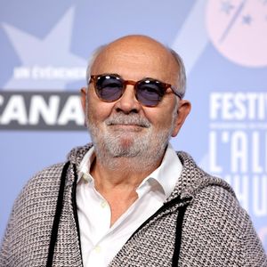 En effet, Gérard Jugnot est l'heureux grand-père d'un petit Célestin (né en 2013 de la relation passée entre Arthur Jugnot avec la chanteuse Cécilia Cara).

Gérard Jugnot - Tapis rouge lors du 29ème Festival International du Film de Comédie de l'Alpe d'Huez le 22 Janvier 2026. © Dominique Jacovides/Bestimage