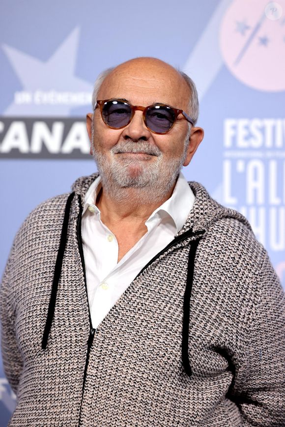 En effet, Gérard Jugnot est l'heureux grand-père d'un petit Célestin (né en 2013 de la relation passée entre Arthur Jugnot avec la chanteuse Cécilia Cara).

Gérard Jugnot - Tapis rouge lors du 29ème Festival International du Film de Comédie de l'Alpe d'Huez le 22 Janvier 2026. © Dominique Jacovides/Bestimage