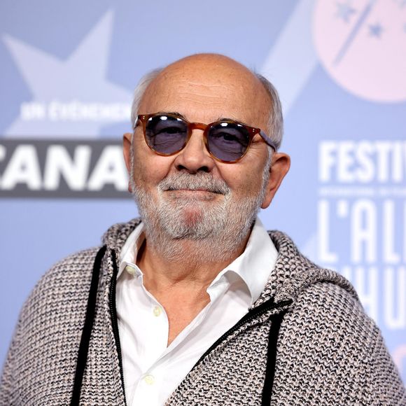 En effet, Gérard Jugnot est l'heureux grand-père d'un petit Célestin (né en 2013 de la relation passée entre Arthur Jugnot avec la chanteuse Cécilia Cara).

Gérard Jugnot - Tapis rouge lors du 29ème Festival International du Film de Comédie de l'Alpe d'Huez le 22 Janvier 2026. © Dominique Jacovides/Bestimage
