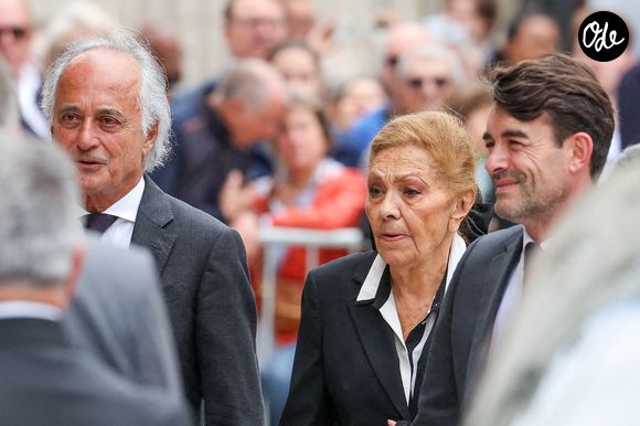 mais aussi l’ancienne impératrice d’Iran Farah Pahlavi, épouse du Shah Mohammad Reza Pahlavi.

Farah Pahlavi lors des funérailles de B. Chirac à la basilique Sainte-Clotilde à Paris (7e) le 12 juin 2026. L’ancienne première dame de France est décédée le 5 juin 2026 à l’âge de 93 ans. 
© Jacovides / Liewig / Bestimage