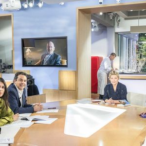 A savoir Pierre Lescure.

Exclusif - Pierre Lescure, Émilie Tran Nguyen, Patrick Cohen, Anne-Élisabeth Lemoine, Anthony Delon - Anthony Delon fait la promotion de son livre "Bastingage" sur le plateau de l'émission "C à Vous" à Paris le 27 mars 2024. © Cyril Moreau/Bestimage