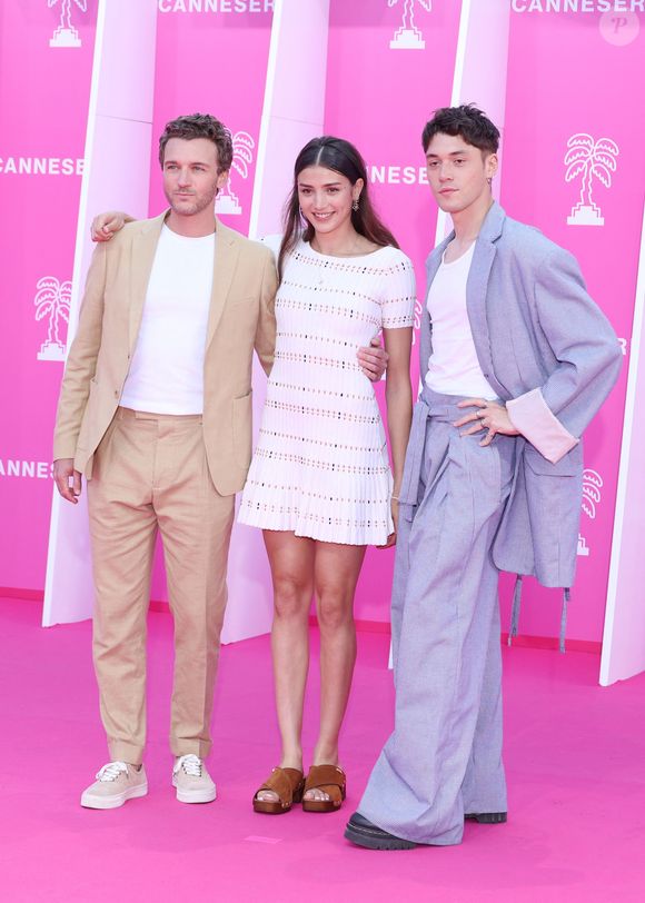 Hubert Roulleau, Alexandra Favalli, Thomas Vilan sur le pink carpet pour la projection de la série "The Walking Dead : Dead City" saison 2 lors du festival Canneseries saison 8 au palais des festivals à Cannes le 25 avril 2025.

© Denis Guignebourg / Bestimage