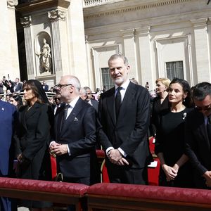 Le président américain Donald Trump, sa femme Melania Trump, Le roi Felipe VI et la reine Letizia d’Espagne - Le roi Felipe VI et la reine Letizia d’Espagne, assistent aux funérailles du pape François devant la basilique Saint Pierre à Rome, le 26 avril 2025. 
© Casa de SM El Rey / Bestimage LALO YASKY / BESTIMAGE