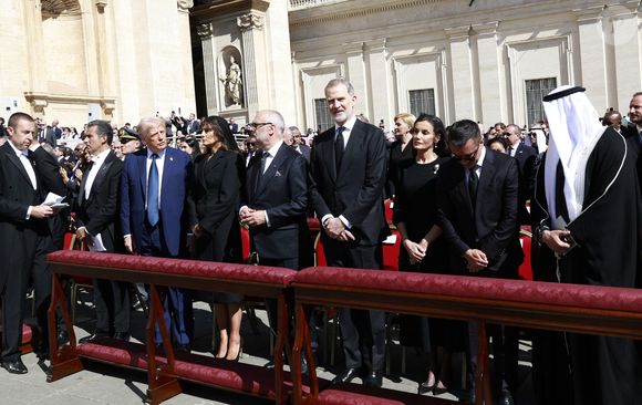 Le président américain Donald Trump, sa femme Melania Trump, Le roi Felipe VI et la reine Letizia d’Espagne - Le roi Felipe VI et la reine Letizia d’Espagne, assistent aux funérailles du pape François devant la basilique Saint Pierre à Rome, le 26 avril 2025. 
© Casa de SM El Rey / Bestimage LALO YASKY / BESTIMAGE