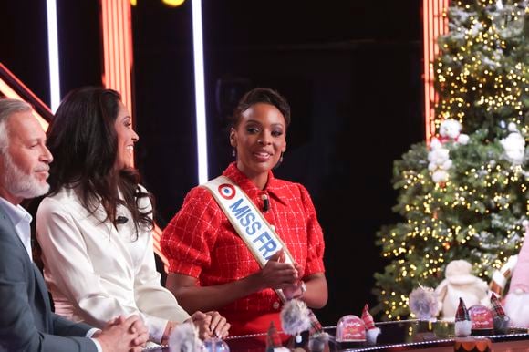 Exclusif - Cindy Fabre, directrice du concours national Miss France, Angélique Angarni-Filopon, miss France 2025 sur le plateau de l'émission "Touche pas à mon poste" (TPMP) diffusée en direct sur C8 le 17 décembre 2024.

© Jack Tribeca / Bestimage