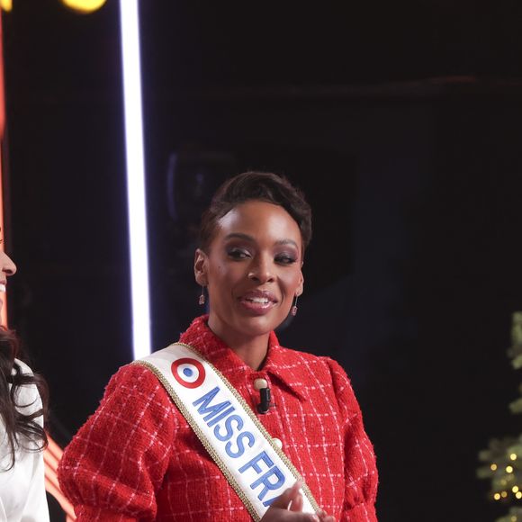 Exclusif - Cindy Fabre, directrice du concours national Miss France, Angélique Angarni-Filopon, miss France 2025 sur le plateau de l'émission "Touche pas à mon poste" (TPMP) diffusée en direct sur C8 le 17 décembre 2024.

© Jack Tribeca / Bestimage