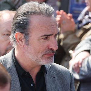 Jean Dujardin - Sorties des obsèques de Bruno Salomone en l'église Sainte-Anne de Polangis de Joinville-le-Pont (Val-de-Marne) le 23 mars 2026. © Cyril Moreau - Dominique Jacovides / Bestimage