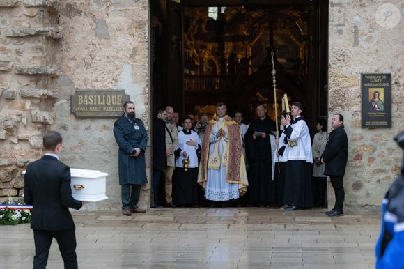 Le cercueil blanc d'Emile arrivant à la basilique Sainte-Marie-Madeleine de Saint-Maximin-la-Sainte-Baume le 8 février 2025. Il a ensuite été porté par ses parents Marie et Colomban Soleil, son parrain et sa marraine. Photo by Shootpix/ABACAPRESS.COM