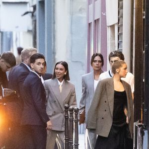 Exclusif - La famille Beckham (David Beckham, sa femme Victoria, Cruz Beckham, sa compagne Jackie Apostel, Roméo Beckham, sa compagne Kim Turnbull et Harper Seven) va dîner dans le restaurant "Chez l'Ami Louis" coup de coeur de l'ancienne star du football pour fêter les 50 ans de David Beckham (2 mai 1975) à Paris, France, le 2 mai 2025. © Bestimage