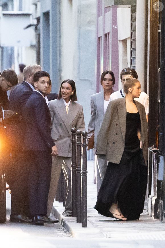 Exclusif - La famille Beckham (David Beckham, sa femme Victoria, Cruz Beckham, sa compagne Jackie Apostel, Roméo Beckham, sa compagne Kim Turnbull et Harper Seven) va dîner dans le restaurant "Chez l'Ami Louis" coup de coeur de l'ancienne star du football pour fêter les 50 ans de David Beckham (2 mai 1975) à Paris, France, le 2 mai 2025. © Bestimage