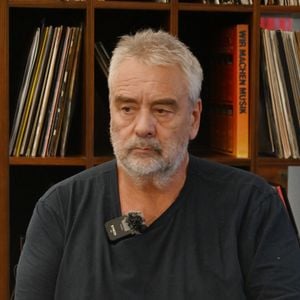 Luc Besson a découvert un cerf décapité près de sa propriété normande, une scène qu’il a dénoncée sur les réseaux sociaux en faisant le rapprochement avec l’ouverture de la chasse.

A Shanghai, Luc Besson est venu présenter son film « DogMan » et partager son expérience de tournage avec le public. © SIPA Asia / Zuma Press / Bestimage