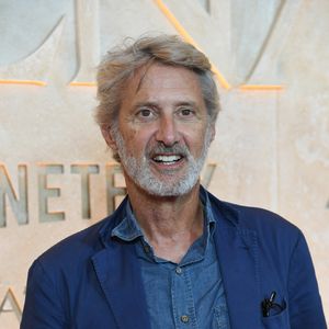 En effet, Antoine de Caunes s'est acheté sa propre maison à Trouville, dans les années 1990.

Antoine de Caunes - Avant-première du film "Athena" à la salle Pleyel à Paris le 13 septembre 2022

© Giancarlo Gorassini / Bestimage