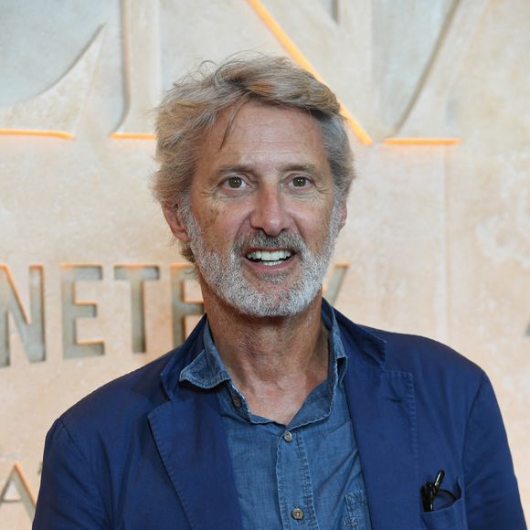 En effet, Antoine de Caunes s'est acheté sa propre maison à Trouville, dans les années 1990.

Antoine de Caunes - Avant-première du film "Athena" à la salle Pleyel à Paris le 13 septembre 2022

© Giancarlo Gorassini / Bestimage