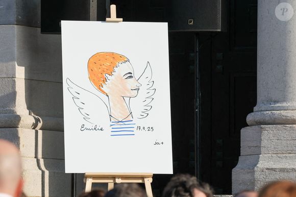 Portrait d'Emilie Dequenne par Jean-Charles de Castelbajac à la sortie des obsèques d'Emilie Dequenne au cimetière Père Lachaise à Paris, France, le 26 mars 2025. © Cyril Moreau/Bestimage
