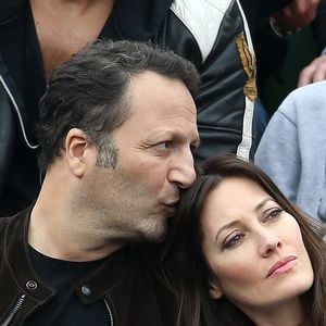 "Birthday girl Mareva Galanter", a-t-il alors sobrement écrit en légende du cliché avec un émoji coeur. 

Arthur (Jacques Essebag) et sa compagne Mareva Galanter dans les tribunes de la finale homme des internationaux de France de Roland Garros à Paris le 5 juin 2016. © Moreau-Jacovides / Bestimage