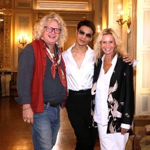 Jeremy Bellet, Pierre-Jean Chalencon et Fiona Gelin . A l'occasion de son mariage avec son compagnon en janvier 2024, Jérémy Bellet a fait des essayages de tenue de mariage devant ses amis au palais Vivienne à Paris. Le 11 octobre 2023 © Cédric Perrin / Bestimage