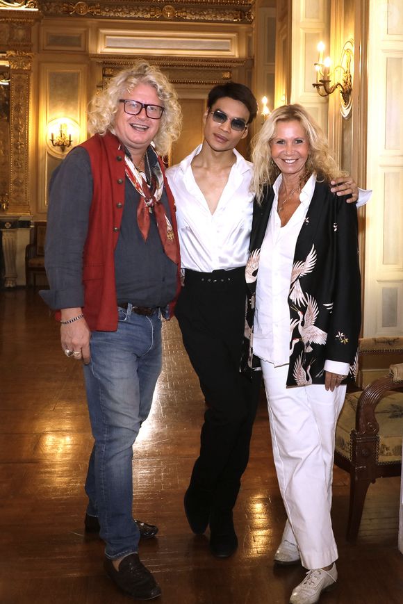 Jeremy Bellet, Pierre-Jean Chalencon et Fiona Gelin . A l'occasion de son mariage avec son compagnon en janvier 2024, Jérémy Bellet a fait des essayages de tenue de mariage devant ses amis au palais Vivienne à Paris. Le 11 octobre 2023 © Cédric Perrin / Bestimage