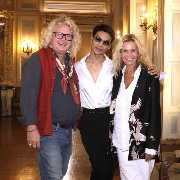 Jeremy Bellet, Pierre-Jean Chalencon et Fiona Gelin . A l'occasion de son mariage avec son compagnon en janvier 2024, Jérémy Bellet a fait des essayages de tenue de mariage devant ses amis au palais Vivienne à Paris. Le 11 octobre 2023 © Cédric Perrin / Bestimage