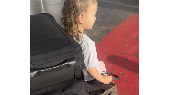 Une fois arrivée avec ses enfants sur leur lieu de vacances, on découvre la petite fille confortablement assise sur les valises, promenée telle une reine. Une princesse, plus exactement.

Vitaa le 17 octobre 2025 sur Instagram