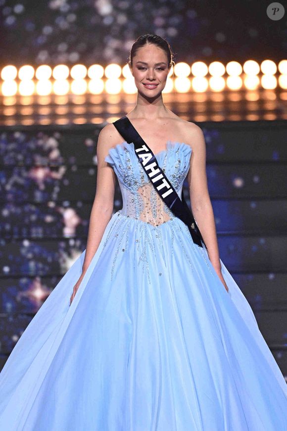 "Je suis un peu triste de ne pas avoir pu tous les serrer dans mes bras", a-t-elle ajouté.

Election de Miss France 2026 sur TF1. © David Niviere/SIPA via Bestimage
