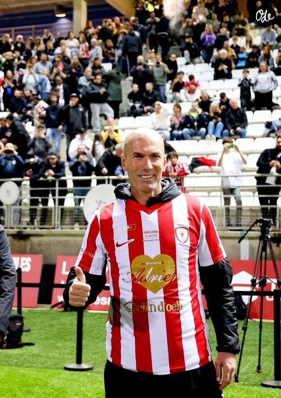 Zinedine Zidane durant la première édition du « match des légendes » opposant l'équipe des Légendes, les anciens de Cannes, à l'équipe des Etoiles avec pour capitaine Didier Deschamps, au stade Pierre de Coubertin à Cannes, le 30 octobre 2025. Les Légendes cannoises, coachées par Luis Fernandez et supportées par Zinedine Zidane qui portait les couleurs cannoises, mais qui n'a pas joué, ont remporté le match 3 à 2. Tous les bénéfices de la soirée seront reversés aux associations les Etoiles de l'Espoir, à l'association Adrien et à l'association Clin d'Oeil, qui oeuvrent pour les plus démunis et la jeunesse. 

© Dominique Jacovides  / Bruno Bebert / Bestimage