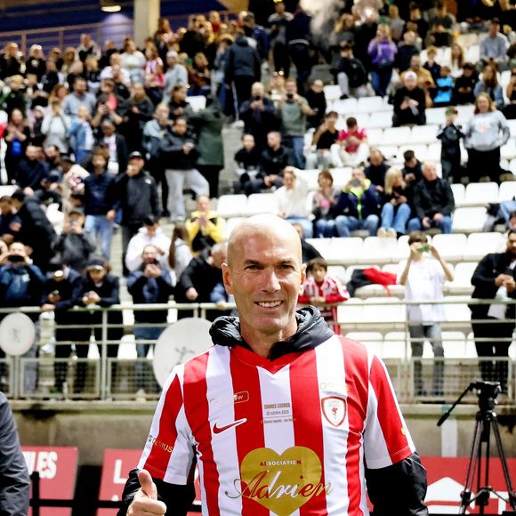 Zinedine Zidane durant la première édition du « match des légendes » opposant l'équipe des Légendes, les anciens de Cannes, à l'équipe des Etoiles avec pour capitaine Didier Deschamps, au stade Pierre de Coubertin à Cannes, le 30 octobre 2025. Les Légendes cannoises, coachées par Luis Fernandez et supportées par Zinedine Zidane qui portait les couleurs cannoises, mais qui n'a pas joué, ont remporté le match 3 à 2. Tous les bénéfices de la soirée seront reversés aux associations les Etoiles de l'Espoir, à l'association Adrien et à l'association Clin d'Oeil, qui oeuvrent pour les plus démunis et la jeunesse. 

© Dominique Jacovides  / Bruno Bebert / Bestimage