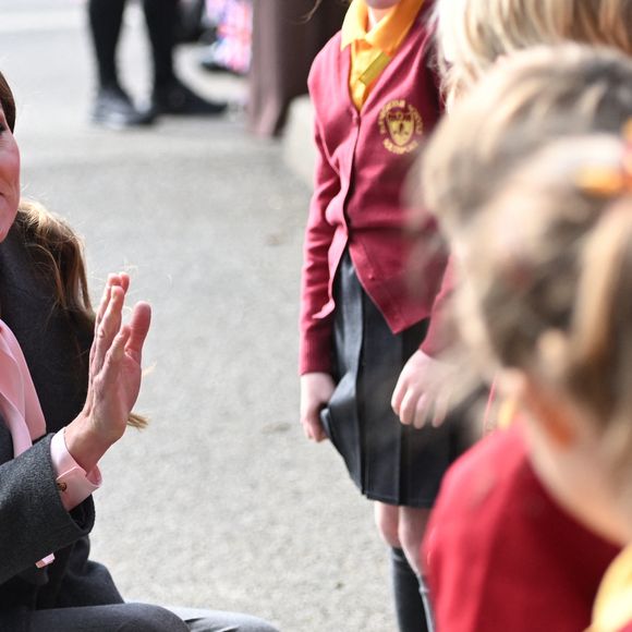 Le prince William, prince de Galles, et Catherine (Kate) Middleton, princesse de Galles, visitent l'école maternelle et primaire de Farnborough Road, pour montrer leur soutien continu à la communauté de Southport après l'attaque de juillet 2024, au cours de laquelle trois filles, Alice da Silva Aguiar, Bebe King et Elsie Dot Stancombe, ont été tragiquement tuées lors d'un cours de danse à Southport, Merseyside, Royaume-Uni, le 23 septembre 2025.  © PA Photo / Bestimage