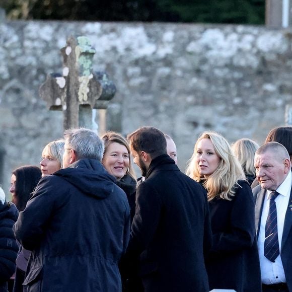 Bien sûr, son mari Vincenzo Sofo était bien là 
Marion Marechal et son mari Vincenzo Sofo - Le clan Le Pen se rend au cimetière de la Trinité-sur-Mer après les obsèques de Jean-Marie Le Pen en l'église Saint-Joseph le 11 janvier 2025
Dominique Jacovides / Guillaume Collet / Bestimage