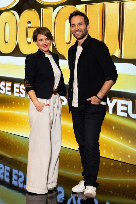Exclusif - Melanie Taravant, Samuel Olivier, en backstage de l'enregistrement de l'émission "100% Logique", présentée par C.Féraud et diffusée le 4 avril sur France 2, à Saint Denis, France, le 2 décembre 2025. © Jeremy Melloul/Bestimage