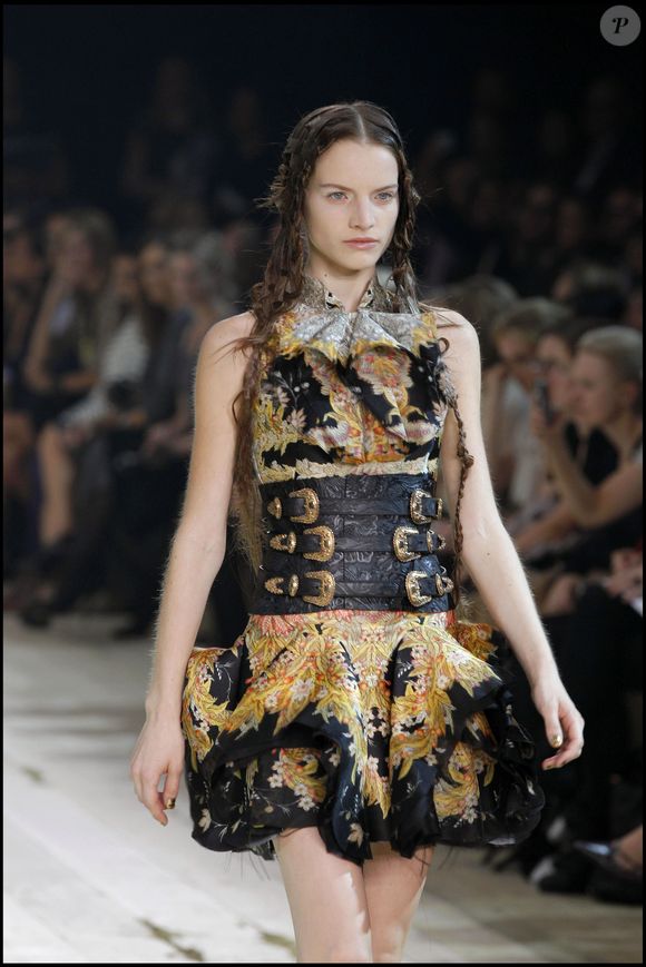 Victoire Dauxerre au défilé de mode Alexander McQueen pour la collection printemps été 2011 à Paris. Photo par RINDOFF-BORDE / BESTIMAGE