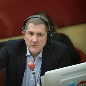Le journaliste français Yves Calvi interviewe le président français François Hollande à la station de radio française RTL, à Paris, France, le 19 octobre 2015. Photo by Stephane de Sakutin/Pool/ABACAPRESS.COM